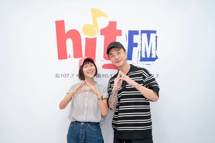 Sam（右）與活力DJ阿娟分享東漂故事。Hit Fm聯播網提供
