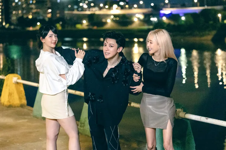 張心語（左起）、金志遙、楊婷婭一起演出新歌《你身邊的人不是我》MV 。心動娛樂提供