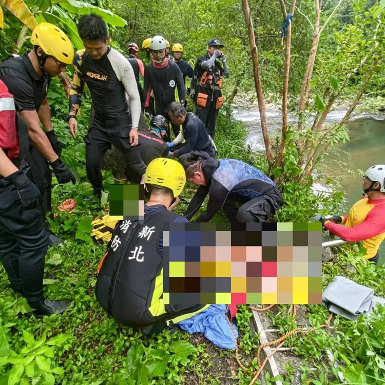 石碇82歲翁昨天巡菜園後人間蒸發，警消搜遍溪畔隔天深潭尋獲，已是冰冷屍體。翻攝畫面