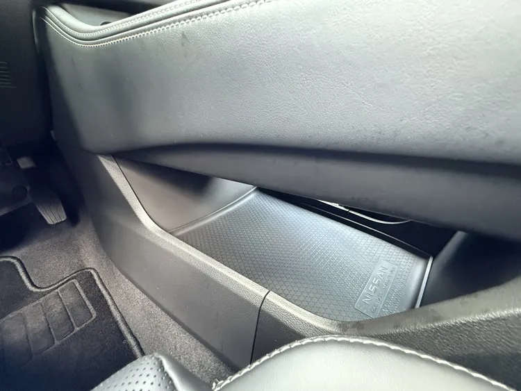 中控台下方採鏤空式設計，額外提供置物空間，可隨手收納包包、面紙或其他隨身物品。林浩昇攝