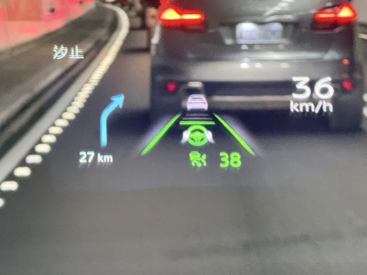 試駕車更配置10.8吋HUD抬頭顯示器，可同步顯示車速、導航及駕駛輔助資訊，大幅降低駕駛低頭查看儀錶的頻率，實用性相當高。林浩昇攝