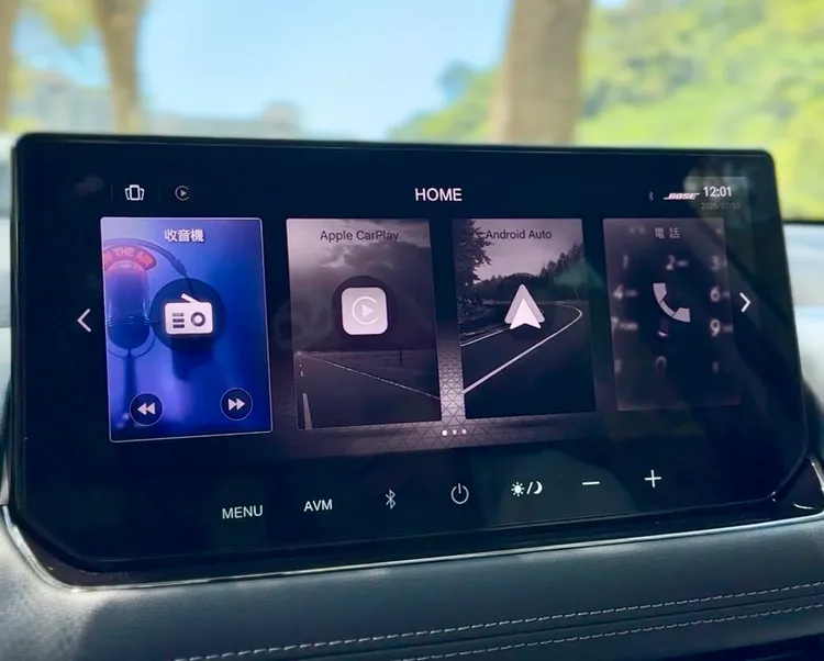 12.3吋X-Media Pro影音系統列為全車系標準配備，支援無線Apple CarPlay與Android Auto手機連結，搭配無線充電功能，進一步提升日常使用便利性。林浩昇攝