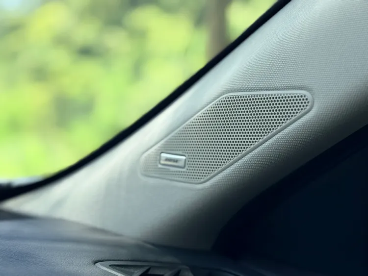 BOSE Premium音響系統為極粋版專屬配備之一，搭配靜肅性出色的車艙環境，進一步提升整體乘坐質感與豪華氛圍。林浩昇攝