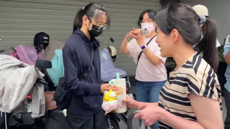 今天中午有民眾冒雨送上飲料替陳幸妤加油打氣。民眾提供