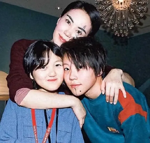 王菲（後）和第一任前夫竇唯生下竇靖童（右）、與第二任前夫李亞鵬生下李嫣，母女3人感情很好。翻攝微博