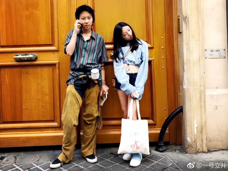 竇靖童（左）和同母異父妹妹李嫣都很有型。翻攝李亞鵬微博