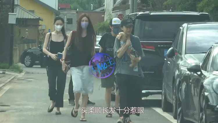 竇靖童（右）抱著愛犬，與緋聞女友宋妍霏（左二）、妹妹李嫣（左）相聚。翻攝曉娛大MO王微博