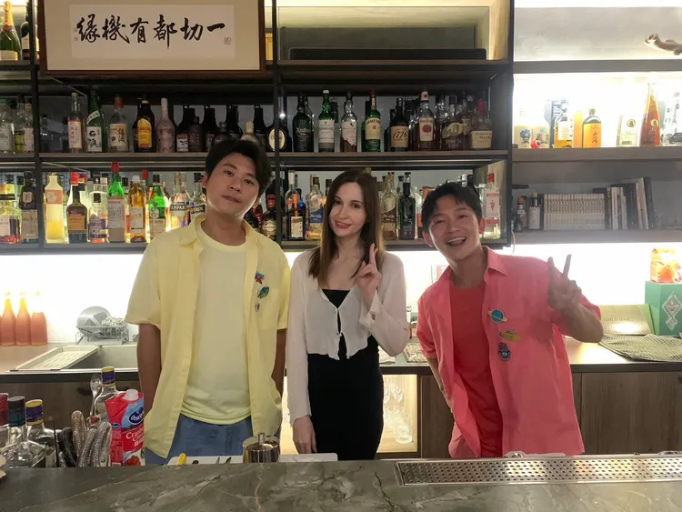 黃迪揚（左起）、愛莉絲、蔡昌憲到酒吧體驗俄羅斯飲酒文化。三立提供