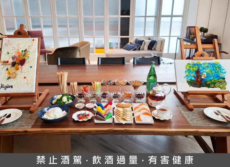 這不是油畫！「莫內藝術饗宴」每位2780元+10%，提供超過30種食材，豐富食材任意搭配，讓每個人都能玩出屬於自己風格的畫作。瀚寓酒店提供