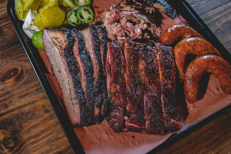 德州BBQ以煙燻牛胸肉、豬肋排與手工香腸聞名。德州旅遊局提供