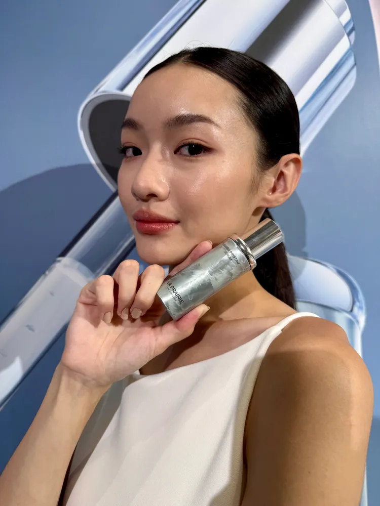 Model示範LA PREIRIE瑞士冰晶水光精華，30ml／1萬500元。張家玲攝