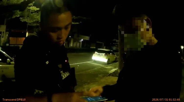 泰籍男子深夜獨自在公園整理背包，員警盤查發現是車手。翻攝畫面
