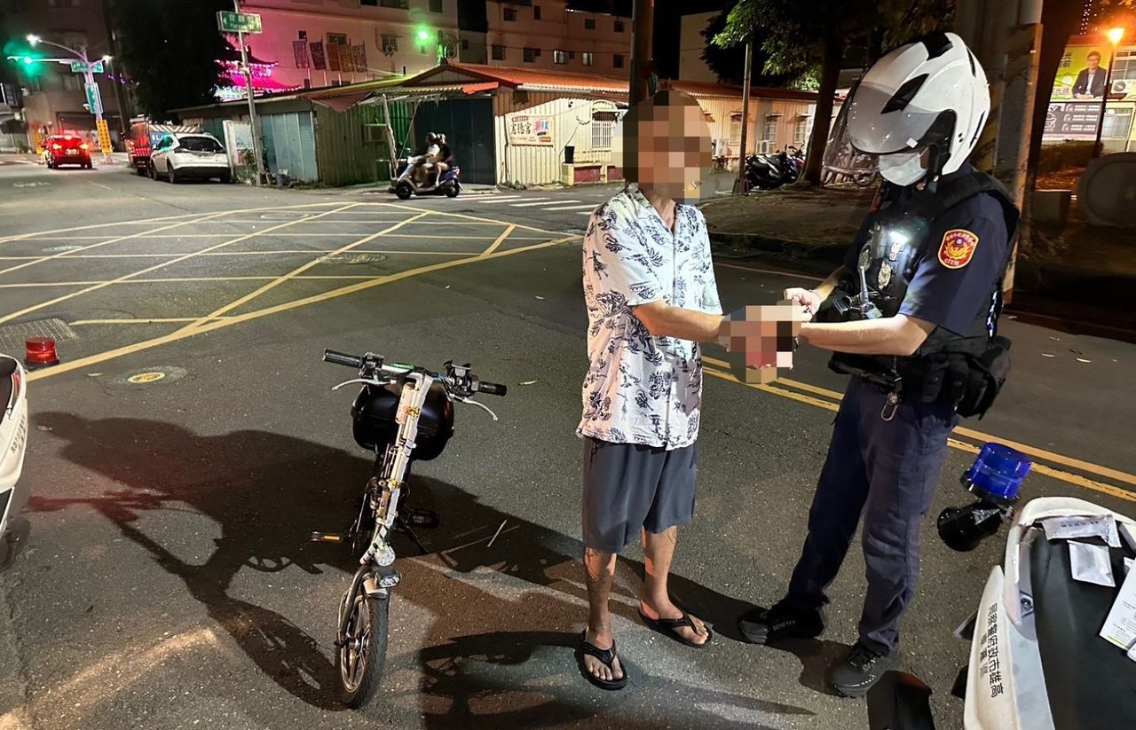 毒駕蛇行想藉尿遁脫身!前鎮警當場識破 68歲男口袋搜出海洛因