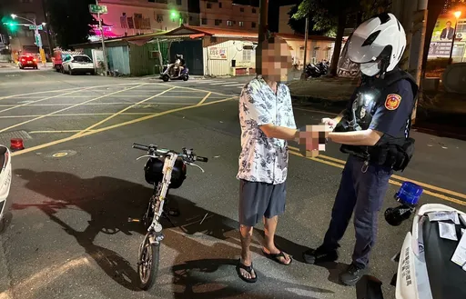 毒駕蛇行想藉尿遁脫身！前鎮警當場識破　68歲男口袋搜出海洛因