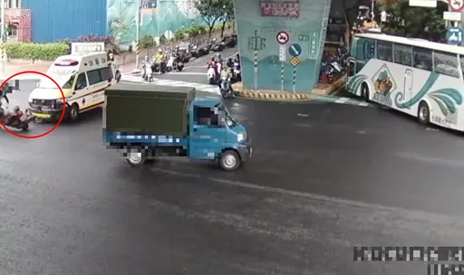 新北救護車連2起路口車禍　「鳴笛中」撞飛黃牌重機騎士