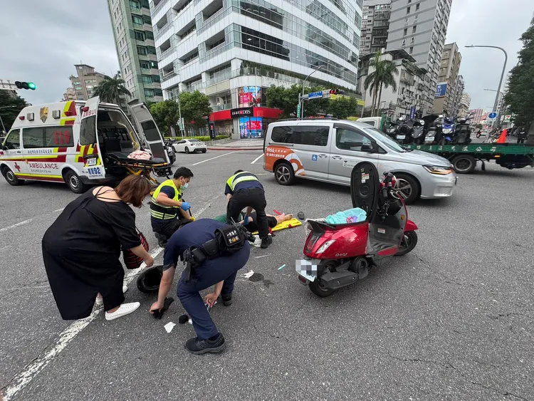 南勢分隊救護車上剛好未載患者。翻攝畫面