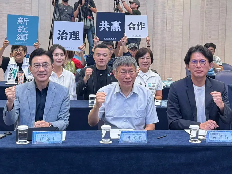 江啟臣、柯文哲、黃國昌今參加台灣新故鄉智庫協會舉辦的「治理，從地方開始！」系列論壇。民眾黨台中市黨部提供