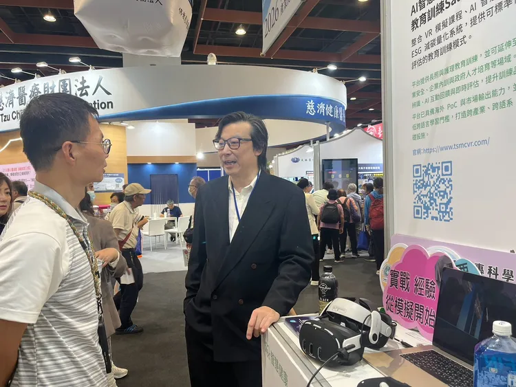 MetaFace展示AI智慧模擬教育訓練平台，整合VR模擬、AI動作判讀、語音辨識及即時評估等技術，盼提升專業人才訓練效率與實戰能力。MetaFace提供