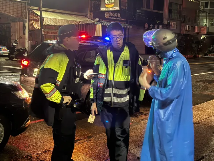 永康警方送老翁回家。翻攝畫面