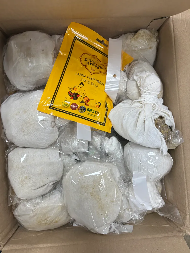 泰國包裹藏1公斤大麻，黑市高達120萬元，內部放香料企圖逃過查緝。翻攝畫面