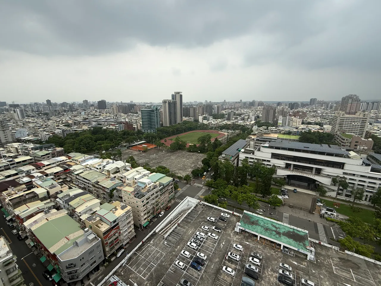 「旭嵩豐」周邊有中正高工與二聖公園，當中中正高工體育場用地將變更，區段具備重大建設加分。葉家銘攝