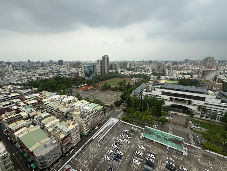 「旭嵩豐」周邊有中正高工與二聖公園，當中中正高工體育場用地將變更，區段具備重大建設加分。葉家銘攝