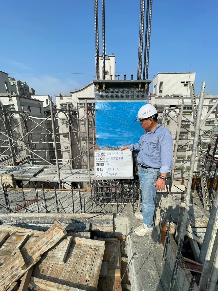 「旭嵩豐」建築設置日本住友理工制震，搭配成本較高黏彈體阻尼器，阻尼器裝設從4-17樓佔整棟3分之2樓層，真正具實質制震消能效果。嵩豐建設提供