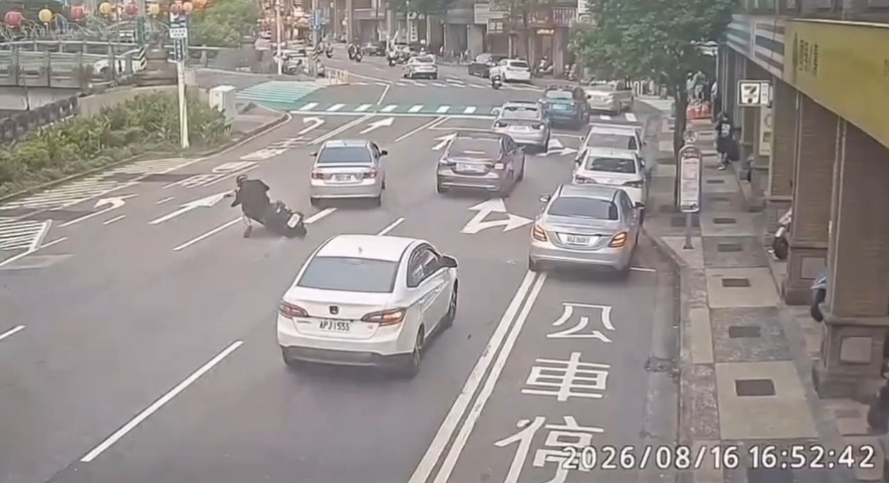 基隆轎車突變道!下秒慘遭毒駕仔追撞 驚悚瞬間曝光