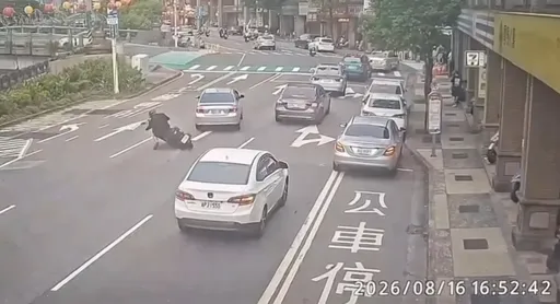 基隆轎車突變道！下秒慘遭毒駕仔追撞　驚悚瞬間曝光