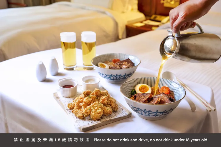 《微醺深夜食堂》一泊二食住房專案，安排房客在房間內大啖現炸雞米花、七賢吧冠軍牛肉麵。台北福華大飯店提供