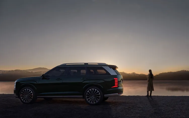 全新Hyundai Palisade車尾延續垂直式燈組設計，搭配方正車身線條與簡潔尾門造型，強化大型三排SUV的厚實車格與穩重感。原廠照片