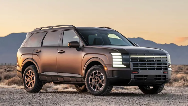 全新Hyundai Palisade採用新世代家族化設計語彙，車頭以大型水箱護罩搭配垂直式燈組，營造寬厚且具旗艦SUV氣勢的視覺效果。原廠照片