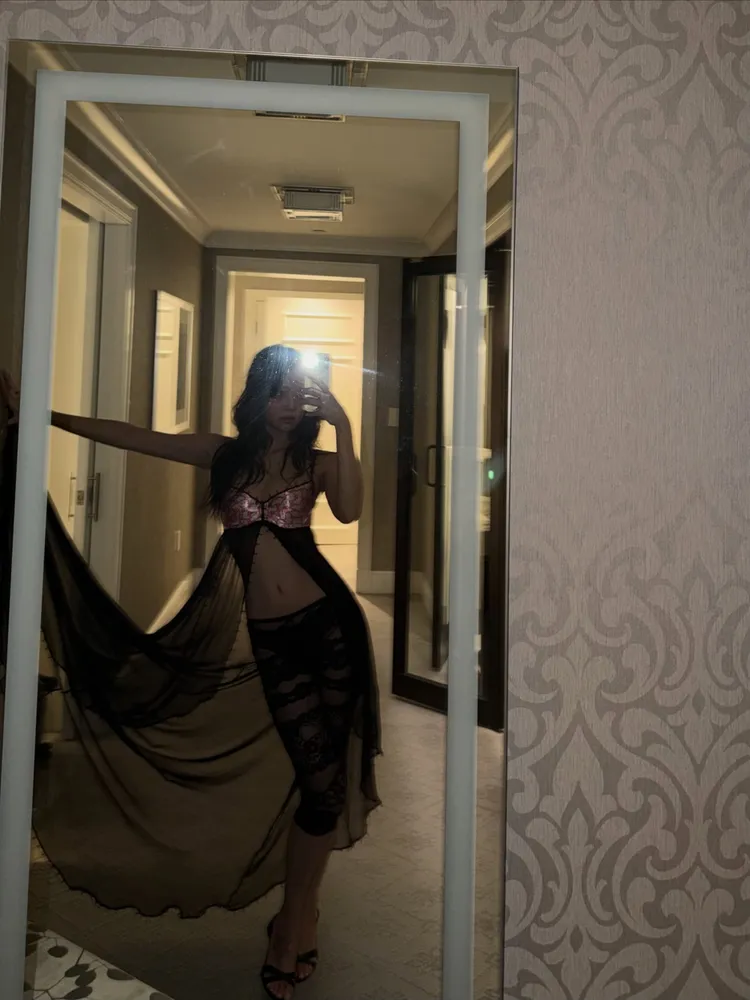 Jennie以透膚裝再度辣翻粉絲。翻攝Jennie IG
