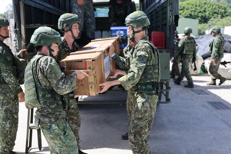 漢光40號演習-陸軍後備部隊教召，搬運物資。資料照，李俊毅攝