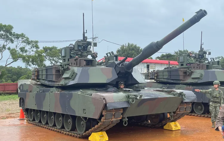 陸軍「M1A2T」在陸軍584旅新竹坑子口訓場實施120公厘戰車砲實彈射擊。資料照，李俊毅攝