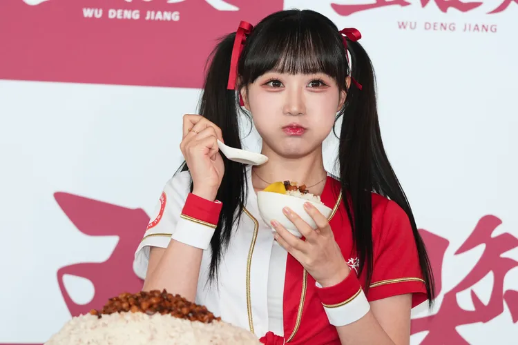 邊荷律自豪可以一口氣吃完2碗滷肉飯。彭欣偉攝