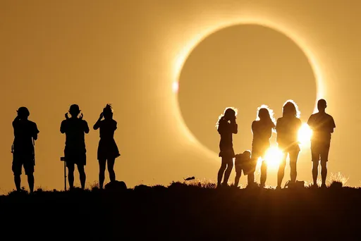 歐洲迎近30年最壯觀日食　西班牙白晝陷黑暗、英國太陽遭遮九成
