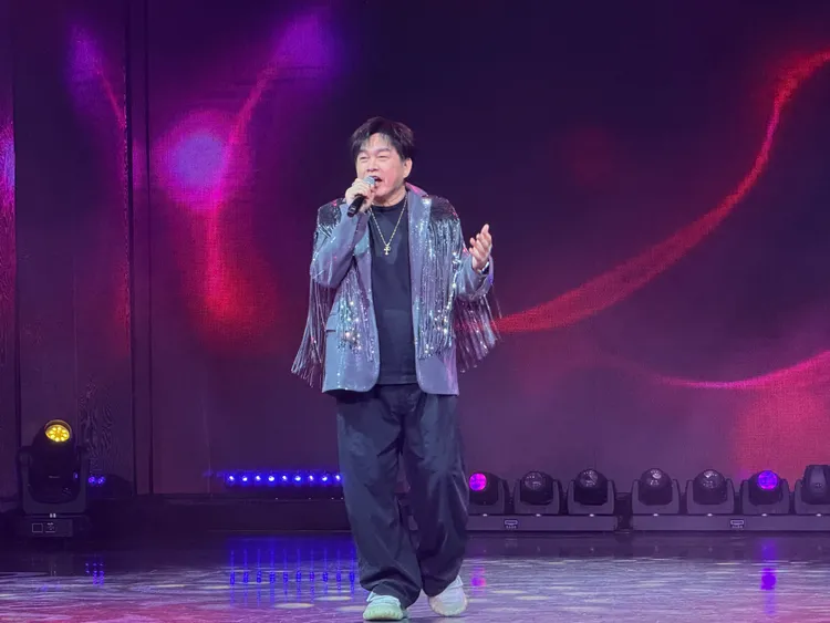 康康演唱招牌夯曲《恁姊仔住市內》，掀起大合唱。林丞偉攝