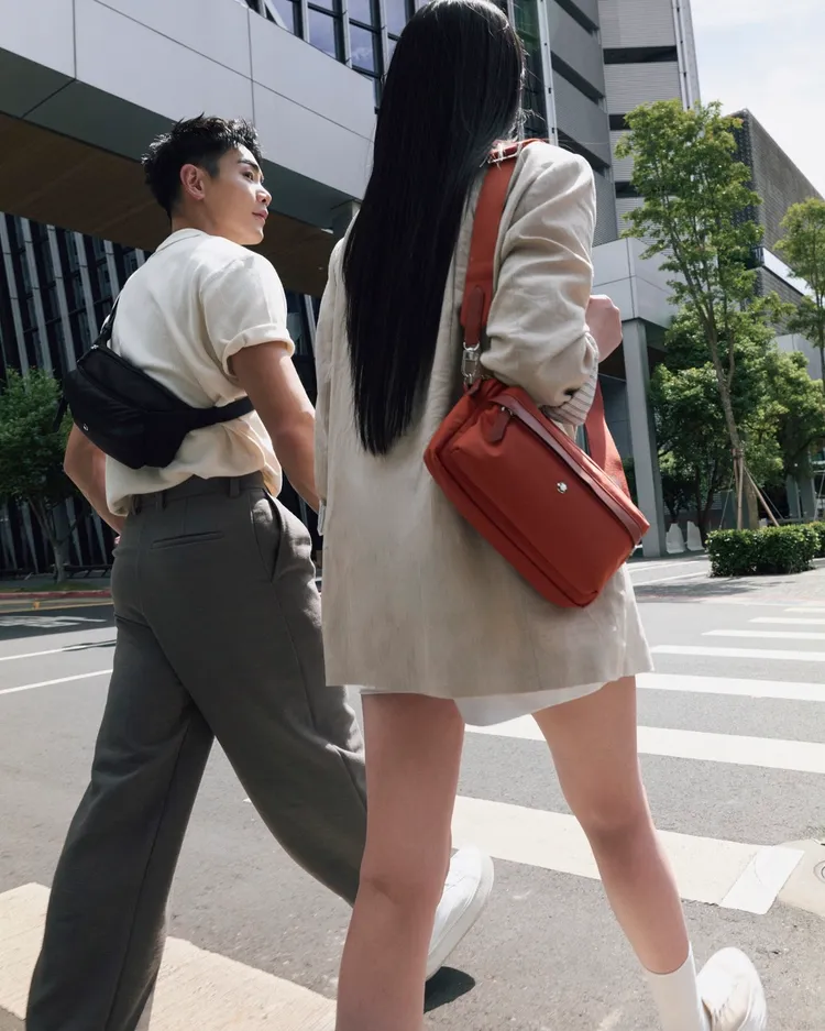 MONTBLANC全新科技布Panorama腰包與斜背包，皆為4萬100元。品牌提供
