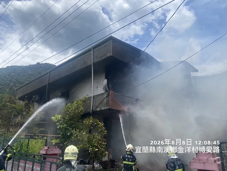 宜蘭南澳鄉一處民宅突然發生火警，現場竄出大量黑濃煙。翻攝照片