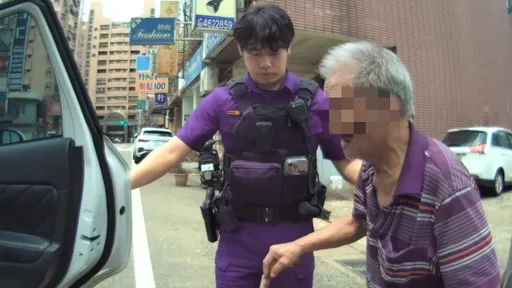 重聽老翁買午餐不慎摔倒　壢警伸援手護送返家