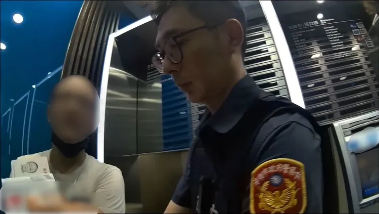 今年6月底左營警方在ATM前查獲香港籍李姓男子。翻攝畫面