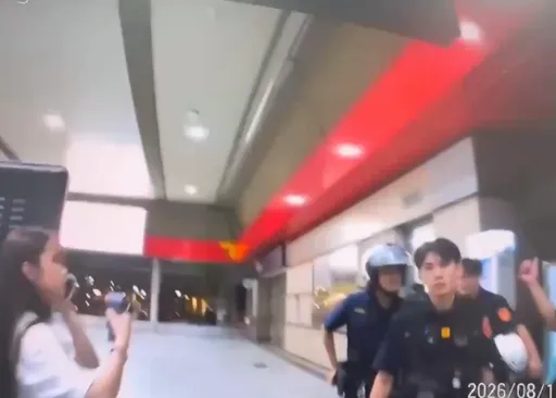 中二病發作？15歲少年看完煙火搭捷運玩刀嚇壞乘客　辯「不知規定」這下慘了