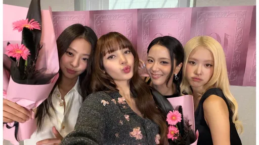 BLACKPINK 10週年造型各自美翻　Jennie知性風、Lisa花朵裙好俏麗