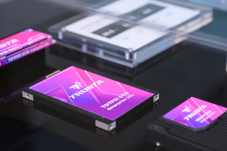 FADU 展出與重要合作夥伴威剛共同打造的 TRUSTA「TD7P51 ECO」PCIe Gen5 企業級 SSD，搭載 FADU SSD 控制器及相關解決方案技術。公司提供
