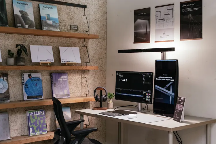 ScreenBar Max內建可調式後背光功能。BenQ提供
