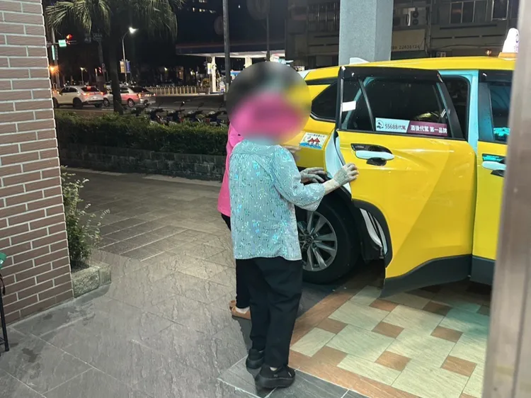 警方將劉婦帶回派出所休息及等候家屬接回。翻攝畫面