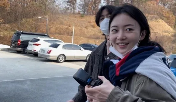 張東潤（左）執導兩部作品都起用金承允當主角。翻攝金承允IG