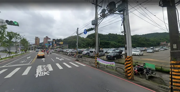 六合停車場周邊車位稀少，因此停車場內有大量月租戶。翻攝照片