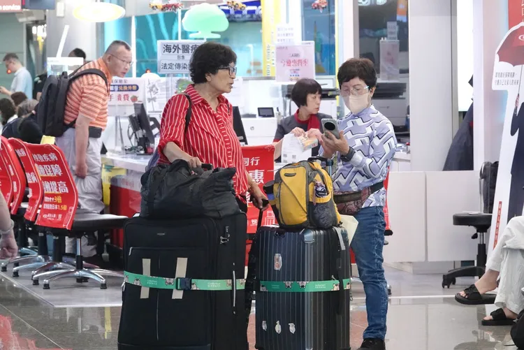 出國旅遊依賴手機行動網路，但是應避免使用低價eSIM。示意圖